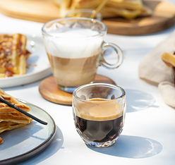 tasse de cafe et tasse de cappuccino