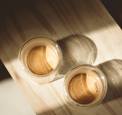 Deux tasses d'espresso barista napoli Kimbo