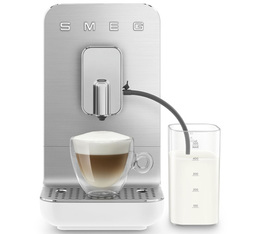 design moderno smeg bianca con caraffa del latte