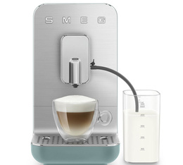 design moderno smeg verde con caraffa del latte